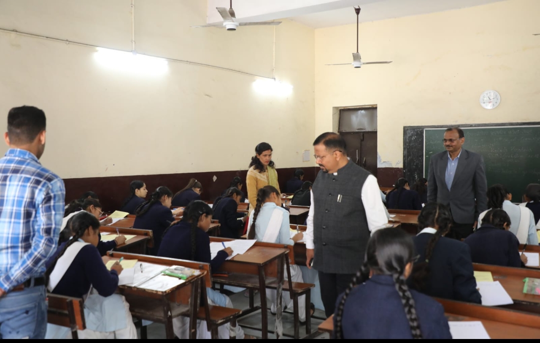 जिलाधिकारी कर्मेंद्र सिंह ने शनिवार को उत्तराखंड बोर्ड परीक्षा केन्द्र नेशनल इंटर कालेज धनौरी, हरिओम सरस्वती इंटर कॉलेज एवं जीजीआईसी ज्वालापुर का औचक निरीक्षण किया। परीक्षा को शांति पूर्ण ढंग से संचालित करने तथा  तथा अन्य व्यवस्थाओं का जायजा भी लिया।