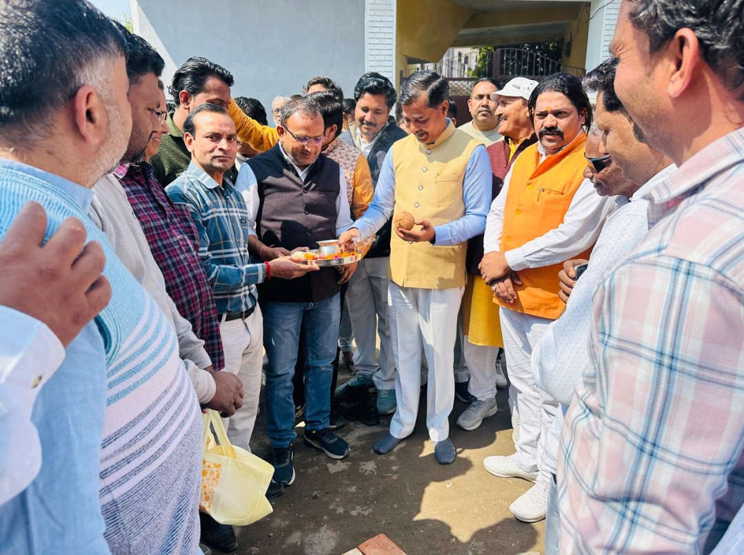 रानीपुर विधायक आदेश चौहान व ग्राम प्रधान प्रमोद पाल ने रावली महदूद में लगभग 80 लाख की लागत से बनने वाले सिडकुल फोरलेन से रविदास मंदिर तक क्षतिग्रस्त सड़क के इंटरलॉकिंग टाइल्स   निर्माण के कार्य का किया शुभारंभ।