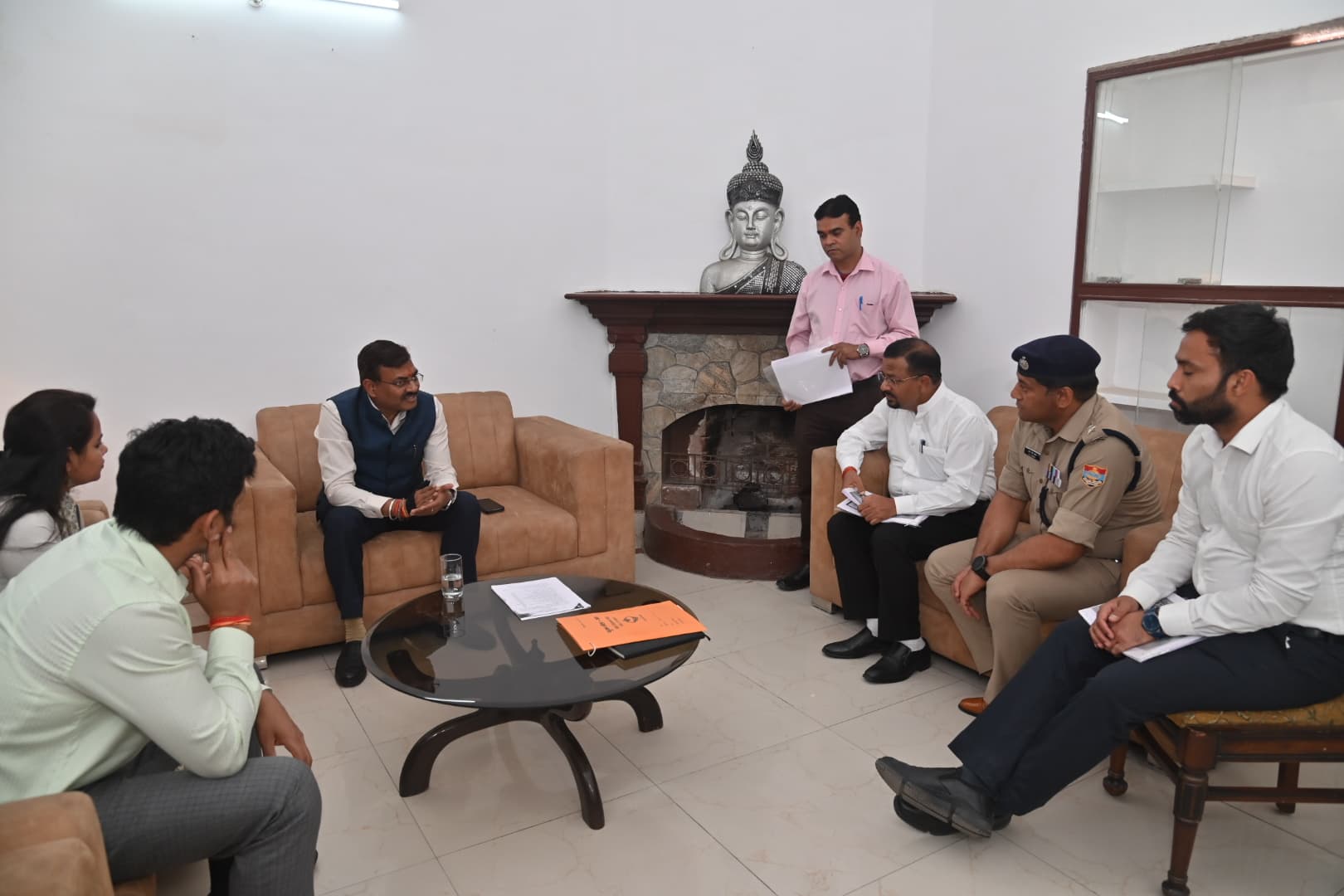 आगामी कुंभ मेला 2027 की तैयारी को लेकर नव नियुक्त मुख्य सचिव आनंद वर्धन ने मेला अधिकारी कर्मेन्द्र सिंह से मायापुर स्थित कैंप कार्यालय में किया विचार विमर्श।