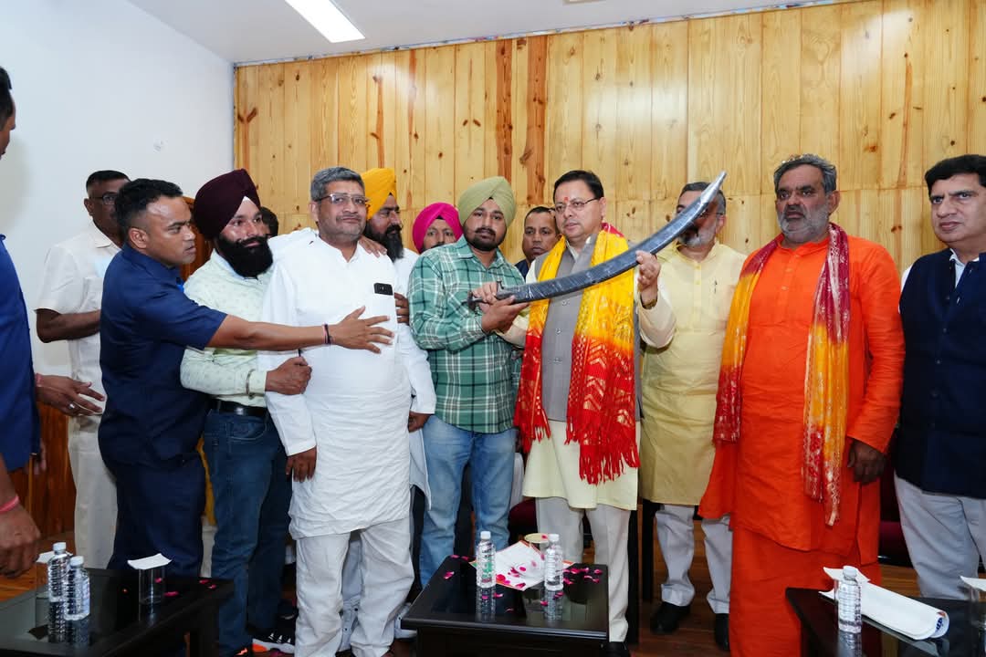 बर्दास्त  देहरादून। प्रदेश के विभिन्न स्थानों का जन भावना के अनुरूप नाम परिवर्तन करने पर पूर्व कैबिनेट मंत्री स्वामी यतीश्वरानंद के नेतृत्व में हरिद्वार के स्थानीय जनप्रतिनिधियों और जनमानस ने मुख्यमंत्री आवास के मुख्य सेवक सदन में मुख्यमंत्री पुष्कर सिंह धामी से भेंट करते हुए उनका आभार व्यक्त किया।