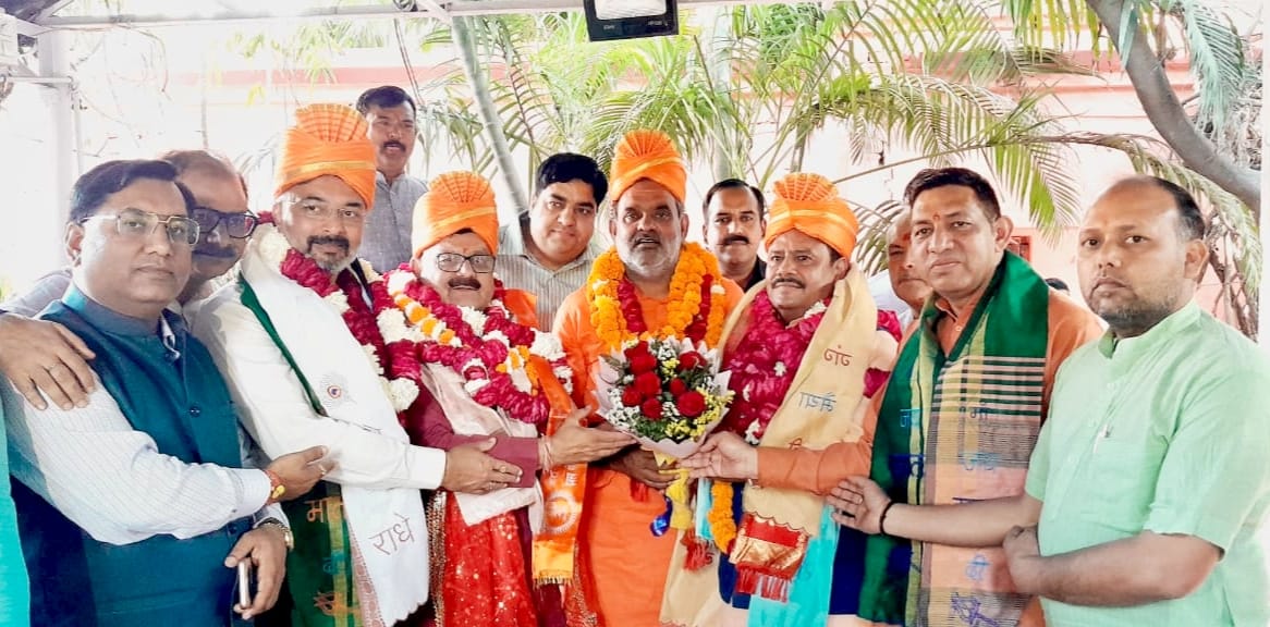  वेद मंदिर आश्रम में पूर्व कैबिनेट मंत्री स्वामी यतीश्वरानंद के नेतृत्व में दर्जाधारियों का हुआ भव्य स्वागत