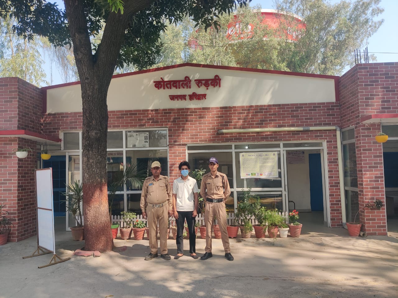 पथरबाज़ी व फायरिंग प्रकरण में एक आरोपी अभियुक्त को पुलिस ने किया गिरफ़्तार। अन्य की तलाश जारी  आरोपी की महिला मित्र से कमरा ख़ाली कराना मकान मालिक को पड़ा भारी