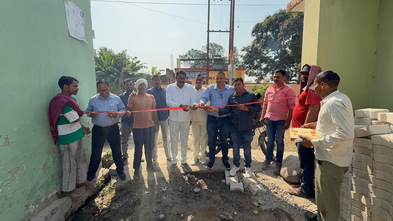 आज ग्राम बहादुरपुर जट में मुख्य मार्ग से लोकेश चौधरी के घर तक क्षेत्र पंचायत सदस्य चंद किरण सिंह के प्रस्ताव पर ब्लॉक बहादराबाद से बनने वाली इंटरलॉकिंग टाइल सड़क का का शुभारंभ ब्लॉक बहादराबाद प्रमुख प्रतिनिधि बालम सिंह नेगी, जिला पंचायत सदस्य सोहनवीर पाल, प्रदेश कार्यकारिणी सदस्य भाजपा धर्मेंद्र सिंह चौहान ने फीता काटकर किया।