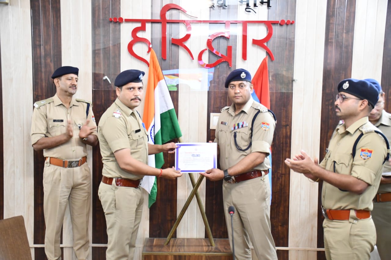 सैनिक सम्मेलन के दौरान माह मार्च में उत्कर्ष कार्य करने पर एसएसपी प्रमेन्द्र सिंह डोबाल द्वारा 34 पुलिस कर्मियों को किया गया सम्मानित  सुधांशु कौशिक,रणजीत तोमर,को भी किया गया सम्मानित