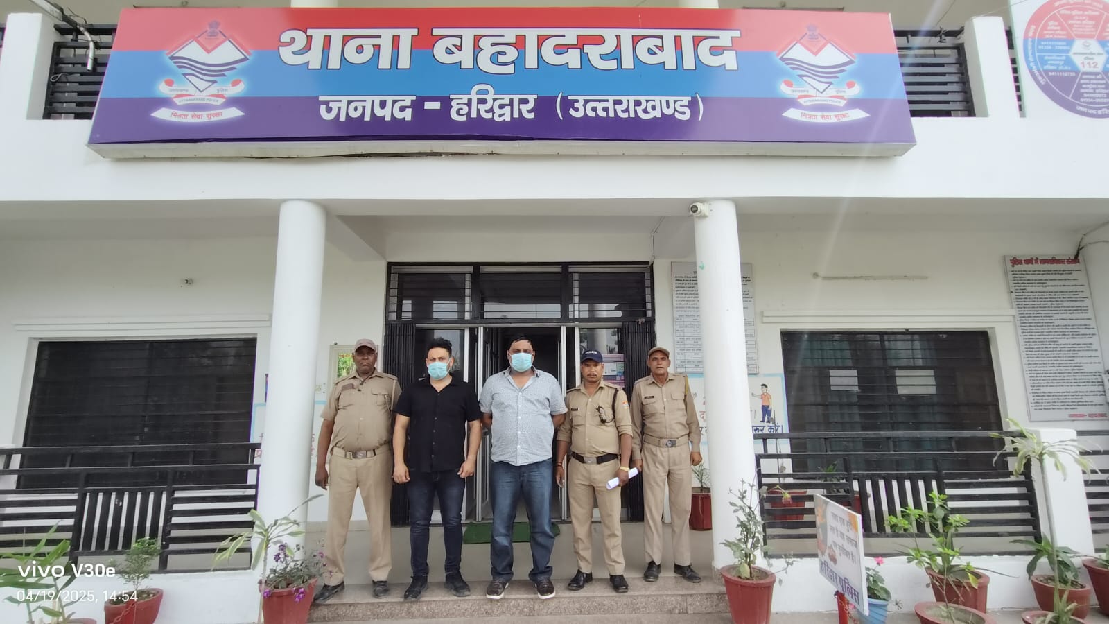  बैंक के रिकवरी ऐजेन्ट बताने वाले 2 अभियुक्तो को पुलिस ने राहगीरो की सूचना पर किया गिरफ्तार  दोनों अभियुक्त रास्ते मे आने जाने वाले राहगीरों की गाड़ियों को रोक कर गाड़ी वालों को कर रहे थे परेशान