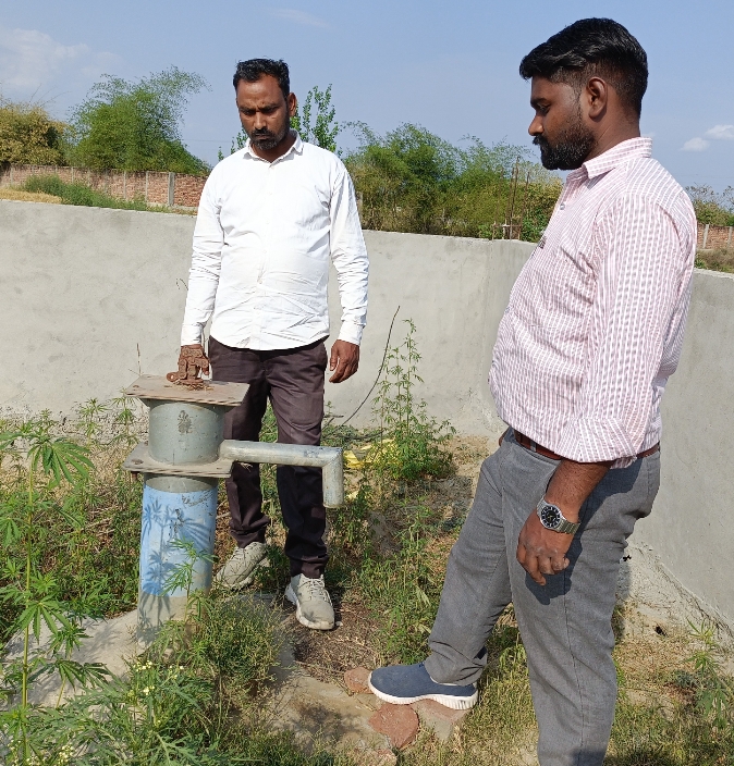 गांव इब्राहिमपुर में शमशान घाट में लगे सरकारी हेण्डपम्प की हथी चोरी होने से अज्ञात चोरों के हौसले बुलंद अंतिम संस्कार करने के बाद ग्रामीणो को हाथ धोने में हो रही परेशानी ग्राम पंचायत सदस्य प्रतिनिधि :अरुण कुमार 