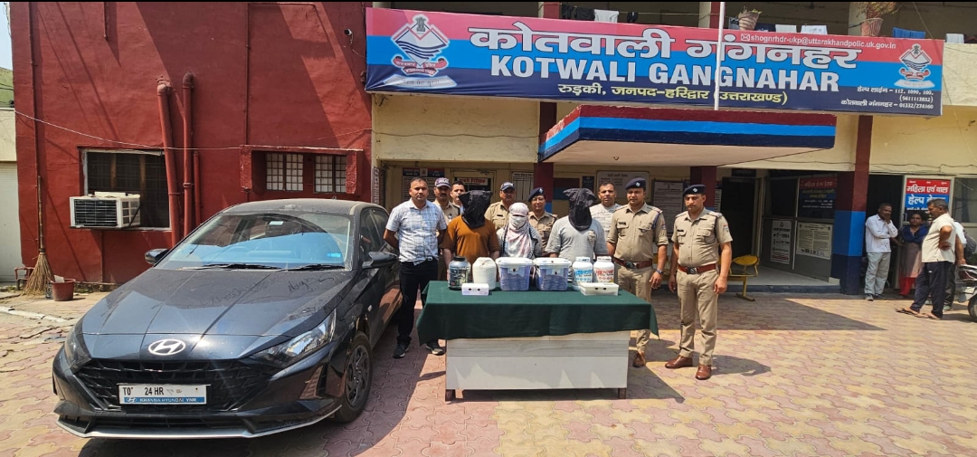 एसएसपी हरिद्वार प्रमेन्द्र सिंह डोबाल के नेतृत्व में हरिद्वार पुलिस ने किया बड़ा खुलास।  लाखों की चोरी से उठाया पर्दा, पति पत्नी सहित 03 गिरफ्तार  लगभग ₹60 लाख नगदी, ज्वैलरी, सप्लीमेंट के डिब्बे व घटना में प्रयुक्त i 20 कार बरामद