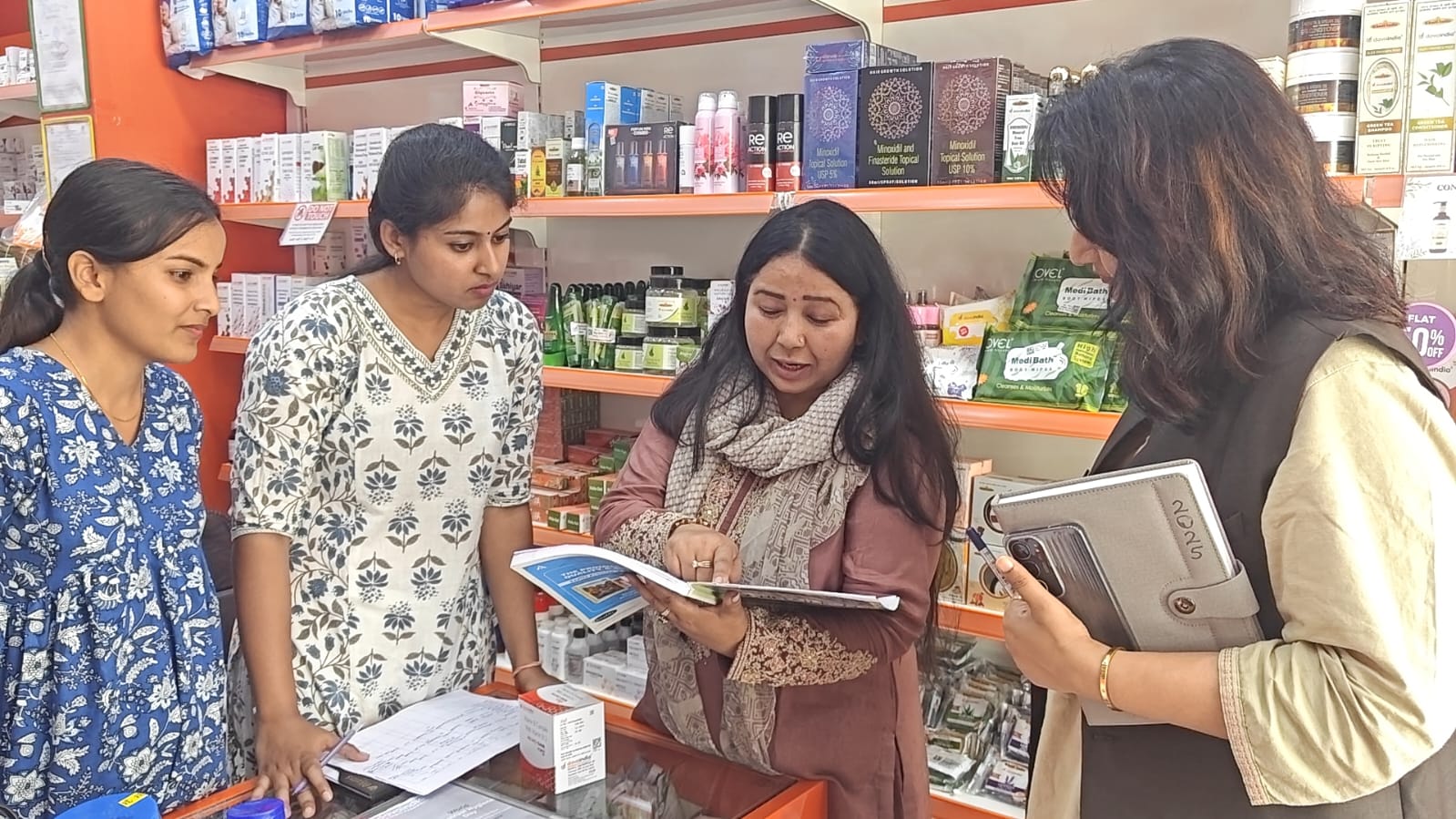 ड्रग्स विभाग अनीता भारती की टीम ने शिवालिक नगर क्षेत्र के मेडिकल स्टोरों का औचक निरीक्षण कर की बड़ी कार्यवाही। 