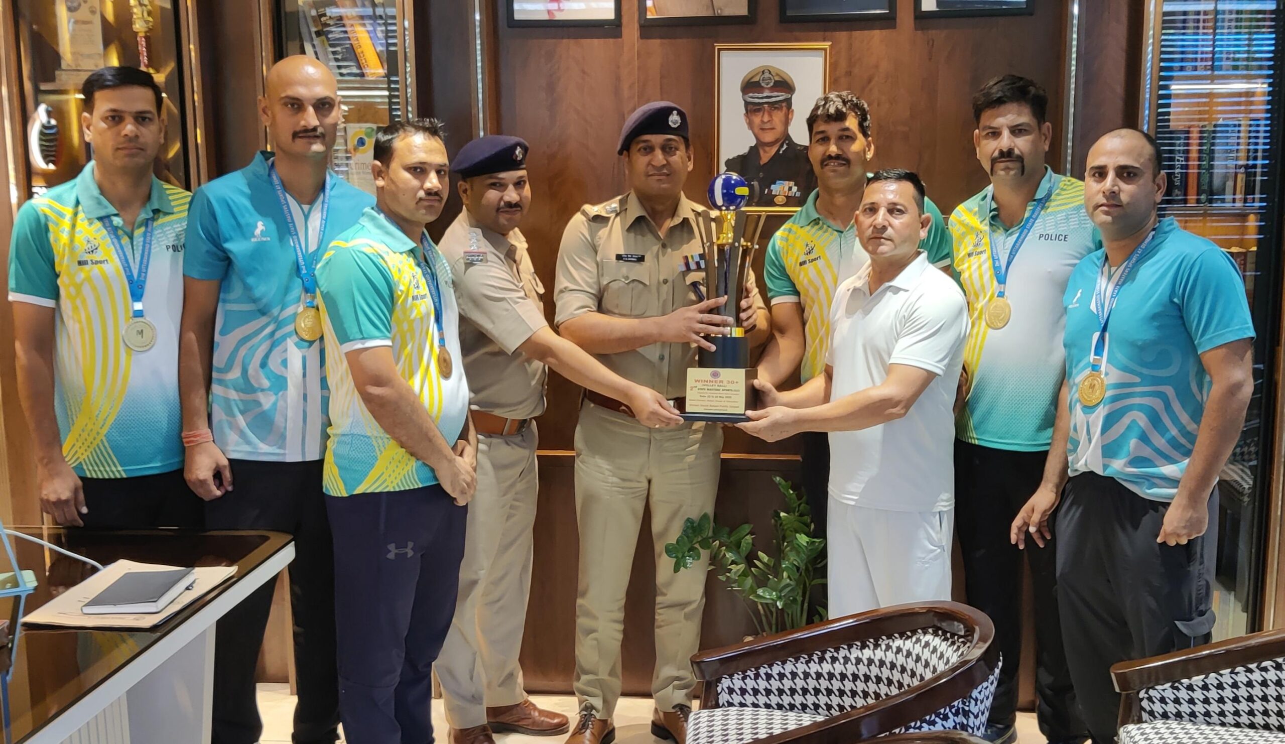 देहरादून में आयोजित मास्टर खेल प्रतियोगिता की विजेता बनी हरिद्वार पुलिस  विजेता खिलाड़ियों ने ट्रॉफी के साथ की एसएसपी प्रमेन्द्र सिंह डोबाल से की मुलाकात