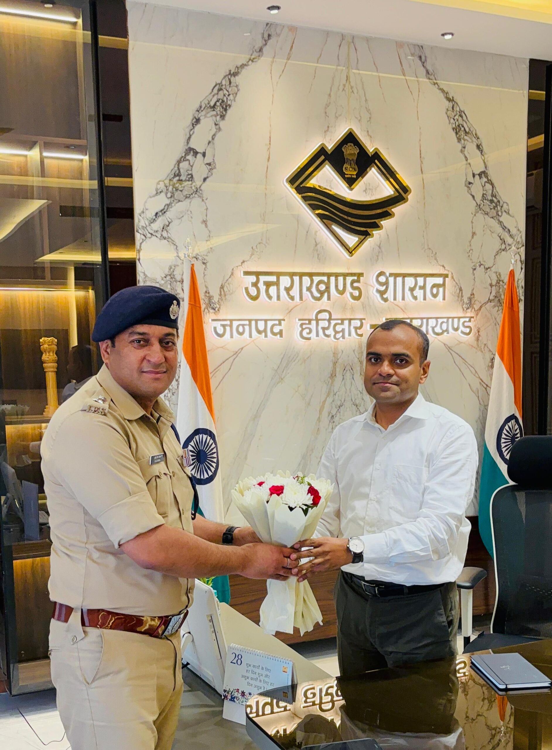 नवनियुक्त जिलाधिकारी मयूर दीक्षित से एसएसपी हरिद्वार प्रमेन्द्र सिंह डोबाल ने कलेक्ट्रेट कार्यालय रोशनाबाद में की औपचारिक मुलाकात,पुष्प गुच्छ भेंट कर किया स्वागत