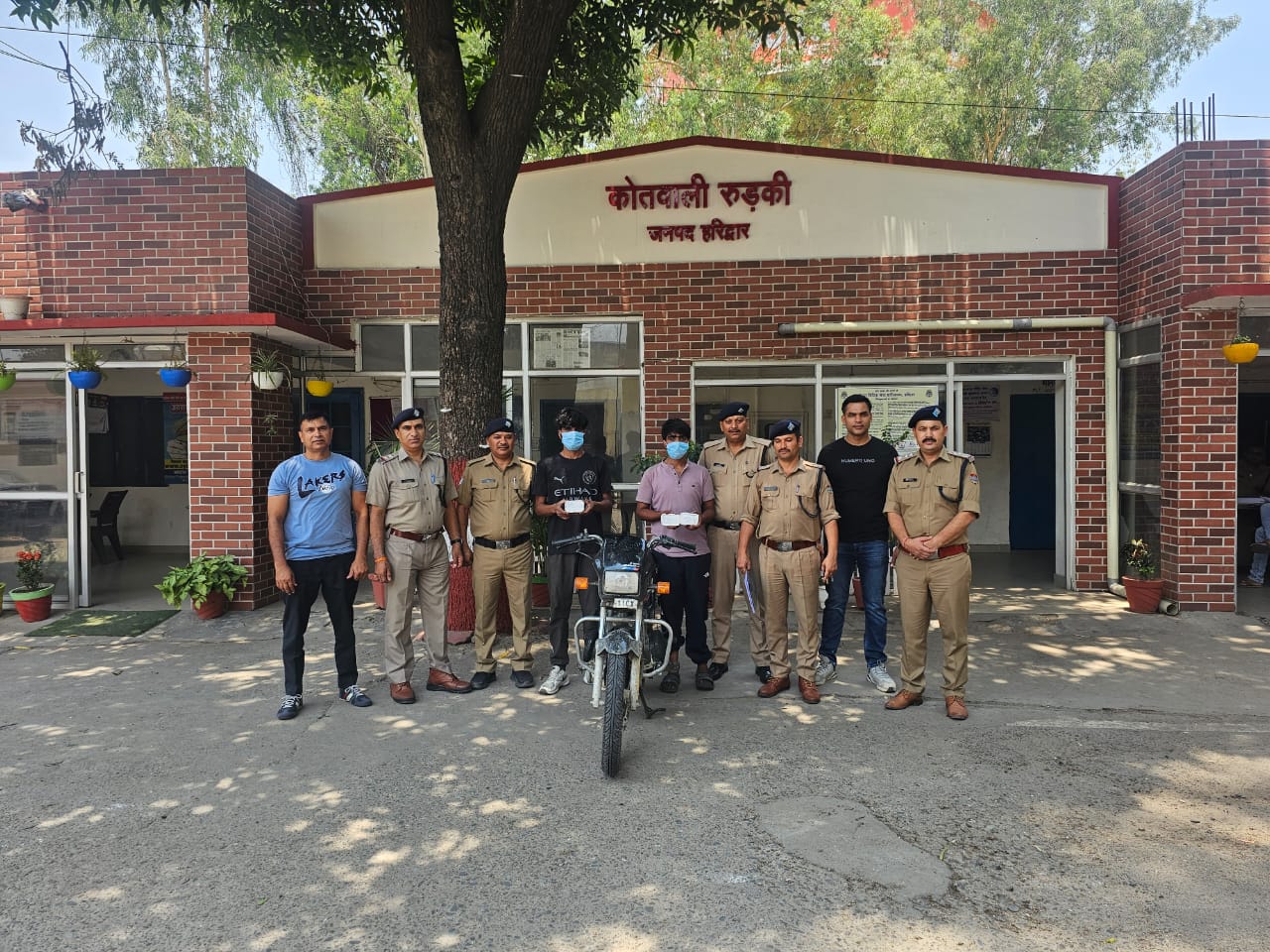 एसएसपी डोबाल की अगुवाई में हरिद्वार पुलिस को मिली सफलता  अन्तर्राज्यीय चैन लूट गिरोह के 02 शातिर चोर पुलिस ने किए गिरफ़्तार।  पूछताछ में लूट के 03 मामलों का हुआ खुलासा, कब्जे से सोने की 04 चैन  बरामद  पकड़े गया 01 आरोपी मुजफ्फरनगर उ0प्र0 में जलसंस्थान मे  संविदा पर तैनात
