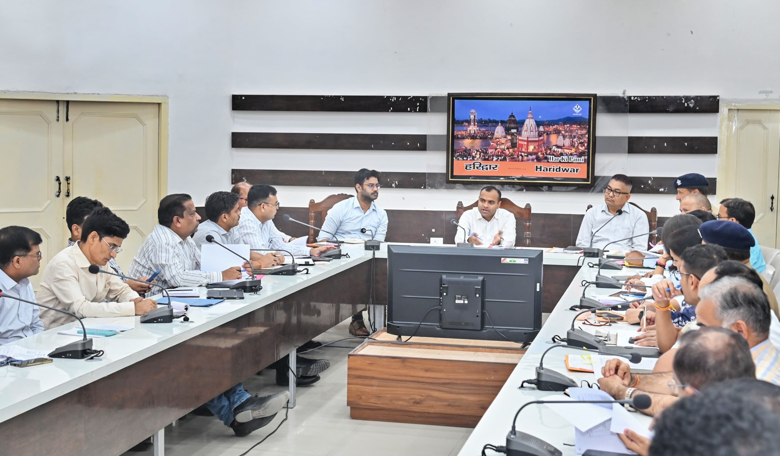 जिलाधिकारी मयूर दीक्षित ने जिला कार्यालय सभागार में आगामी कांवड़ यात्रा की तैयारियों से सम्बन्धित महत्वपूर्ण बैठक लेते हुए दिये निर्देश।