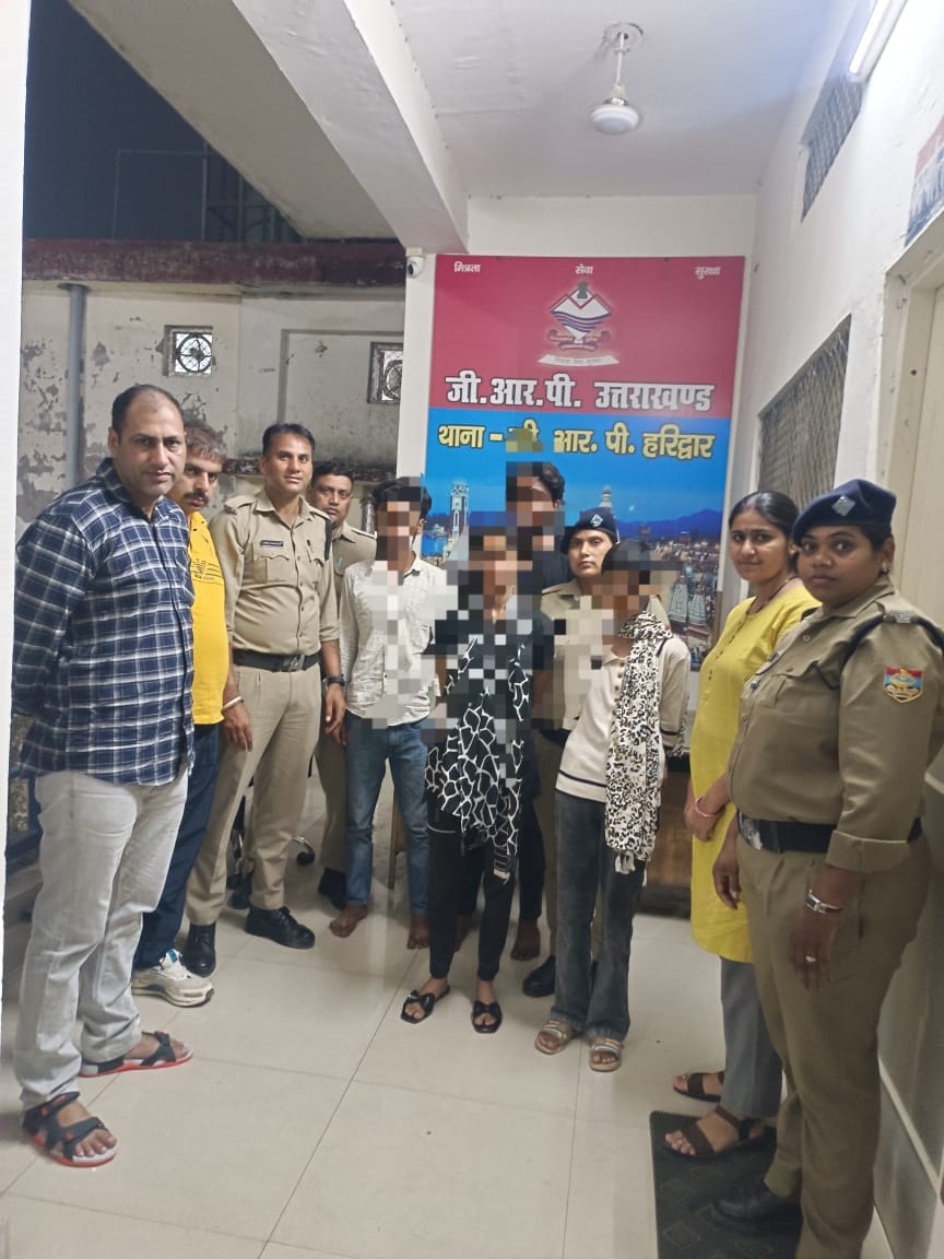 थाना जीआरपी हरिद्वार दिल्ली से लापता 02 बालिकाओ को जीआरपी की सतर्कता से किया गया बरामद  रेलवे स्टेशन हरिद्वार पर संदिग्ध प्रतीत हो रहे 02 लडके व बालिकाओं से पूछताछ के दौरान खुला मामला