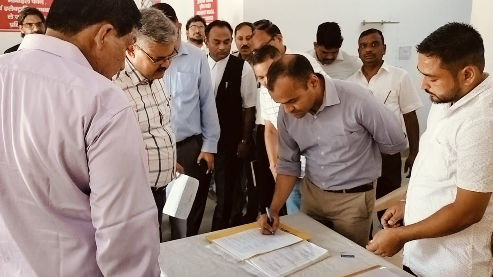 जिलाधिकारी जिला निर्वाचन अधिकारी मयूर दीक्षित ने EVM -VVPAT वेयर हाउस का  निरीक्षण कर  सुरक्षा व्यवस्थाओं का जायजा लिया