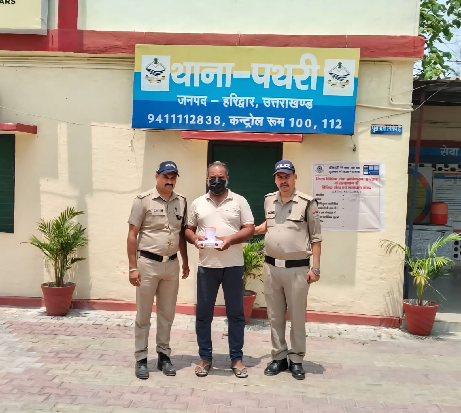 अवैध स्मैक के साथ 01 तस्कर चढ़ा हरिद्वार पुलिस के हत्थे चढ़े।  11.4 ग्राम अवैध स्मैक के साथ एक नशा तस्कर को किया गिरफ़्तार।  पथरी पुलिस को मिली बड़ी सफलता नशा तस्करों के विरुद्ध मुहिम जारी।