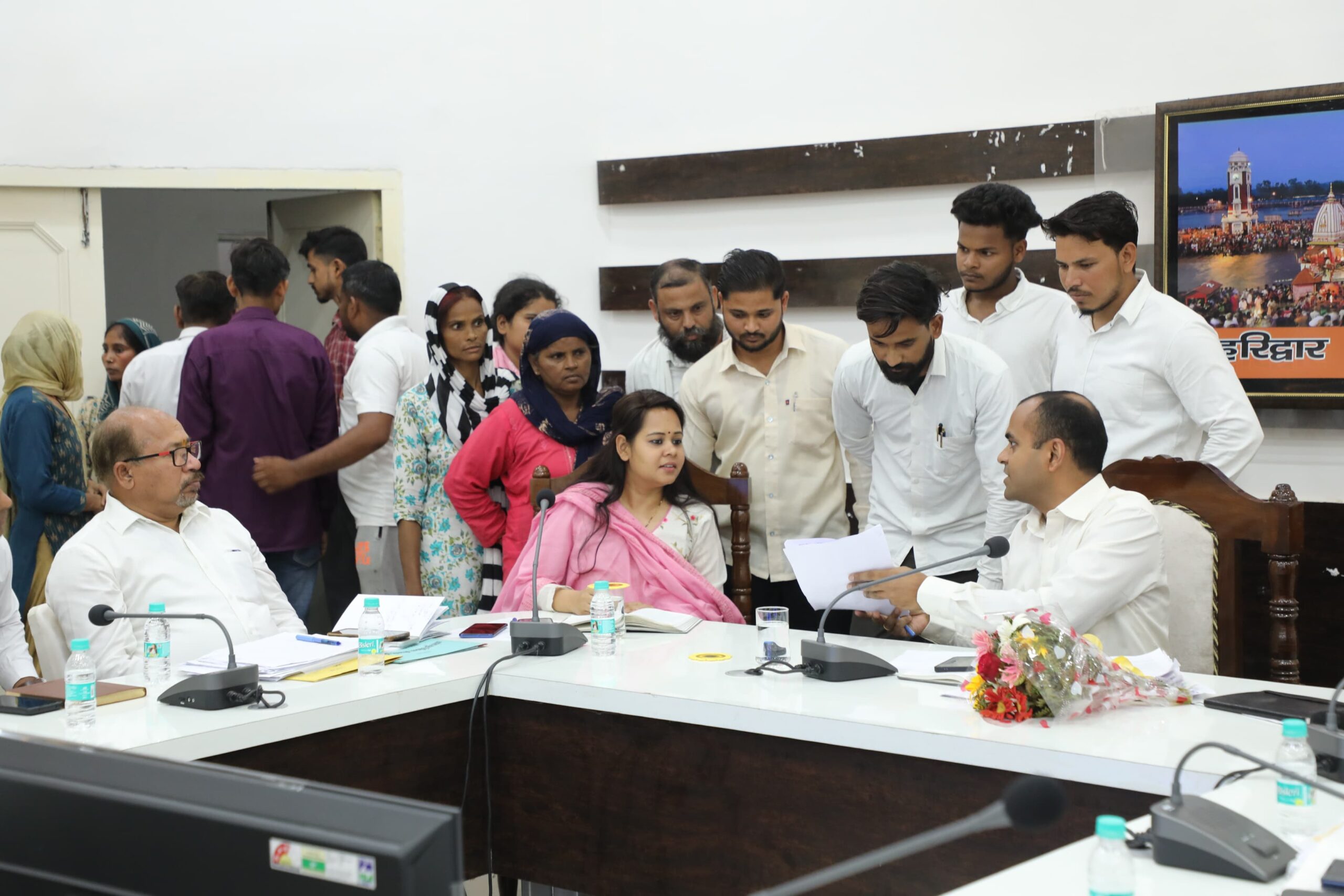 जिलाधिकारी मयूर दीक्षित ने जिला कार्यालय सभागार में की जनसुनवाई  अधिकांश समस्याओं का मौके पर ही किया निस्तारण  125 व्यक्तियों द्वारा दर्ज कराई गई अपनी-अपनी समस्याएं एवं मांग