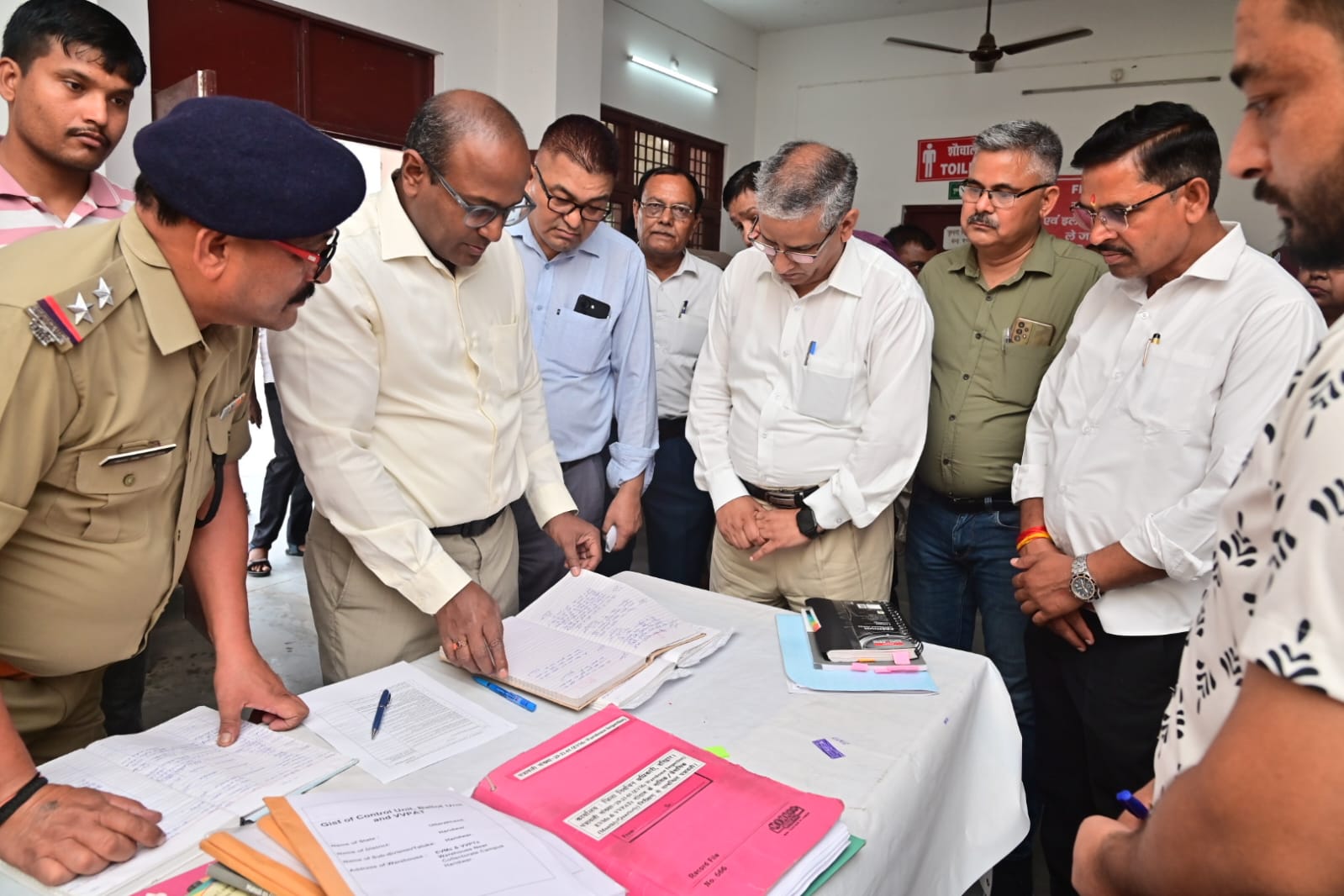 ईवीएम/वीवीपैट थ्री लेयर सिक्योरिटी में सुरक्षित  मुख्य निर्वाचन अधिकारी ने राष्ट्रीय राजनैतिक दलों के प्रतिनिधियों के साथ किया वेयर हाउस का निरीक्षण