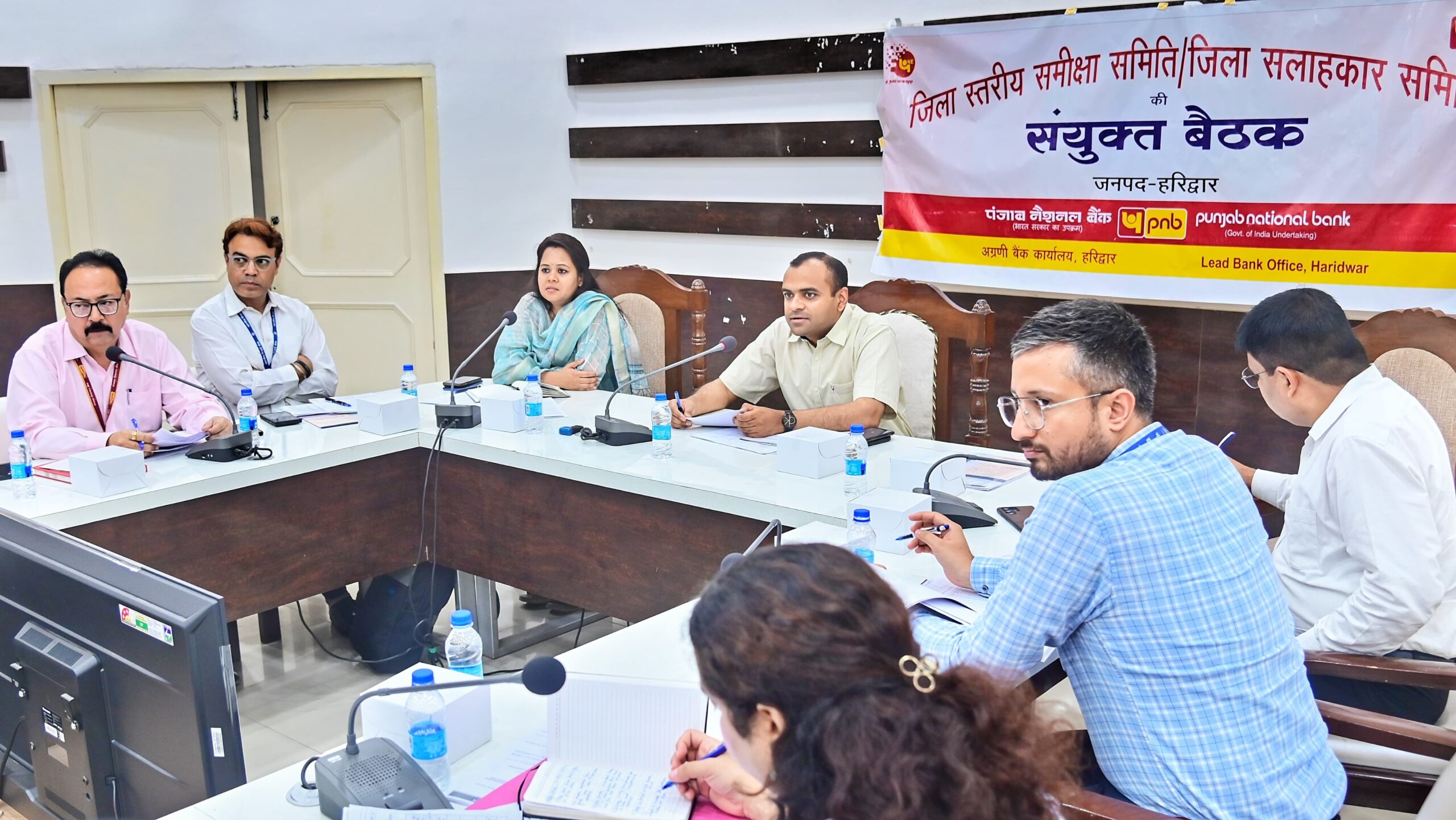 हरिद्वार जिलाधिकारी ने सभी बैंकर्स को दिए आदेश कहा कि आरबीआई की गाइडलाइन का अनुपालन करे  सख्त जनपद में कोई भी बैंकर न बनाए अपने-नियम कानून।  किसानों और कमजोर वर्ग को प्राथमिकता के आधार पर उपलब्ध कराये ऋण। जिलाधिकारी