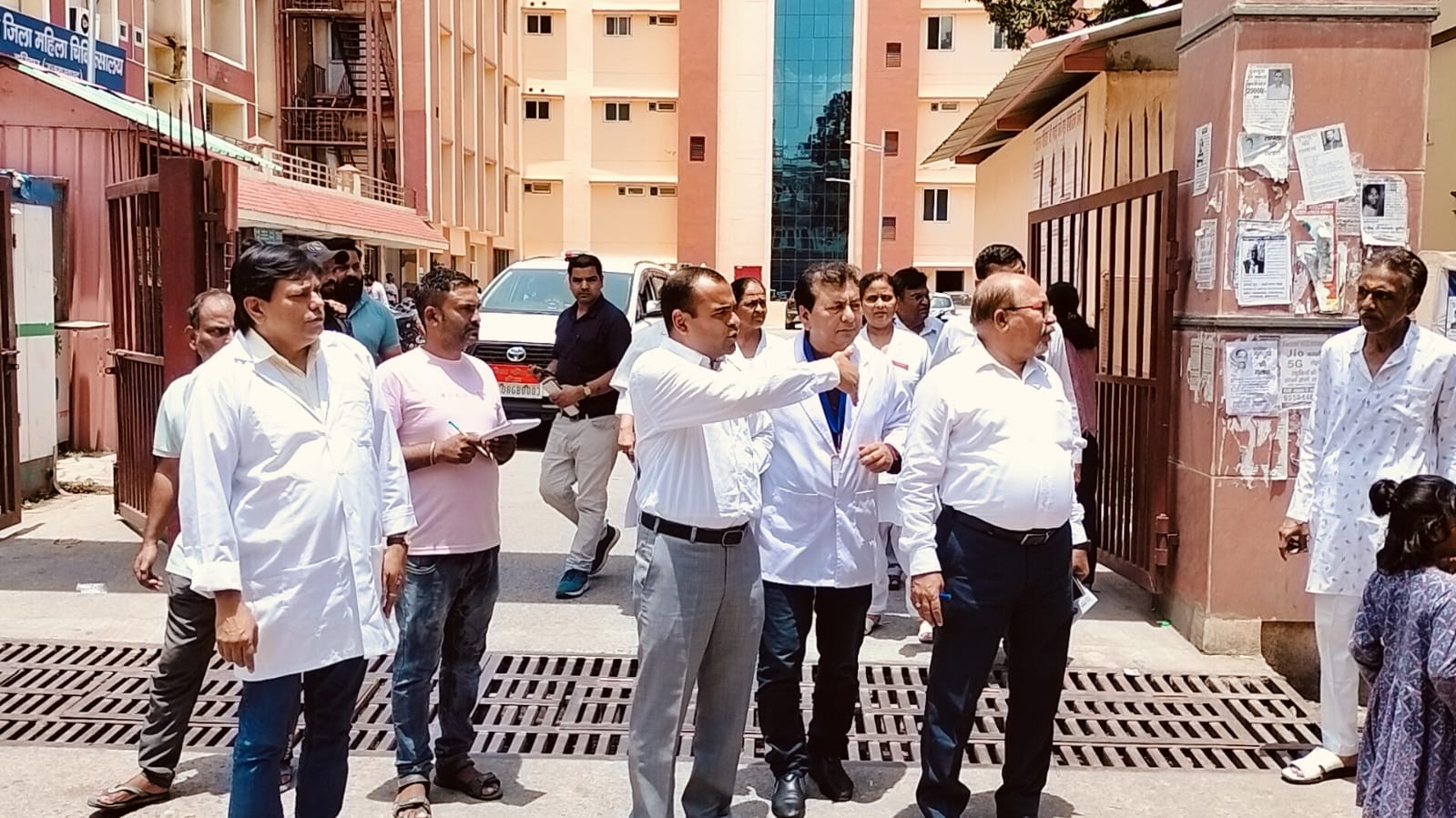  जिलाधिकारी मयूर दीक्षित ने हरमिलाप जिला चिकित्सालय तथा चैनराम महिला चिकित्सालय का निरीक्षण किया। उन्होंने निरीक्षण के दौरान निर्देश दिए कि इलाज के लिए अस्पताल पहुंचने वाले गरीब एवम् निःसहाय व्यक्तियों को जरूरत की सभी दवाईयां उपलब्ध हों। उन्होंने निरीक्षण के दौरान निर्देश दिए कि सभी डॉक्टर्स की नेम प्लेट लगाई जाए।