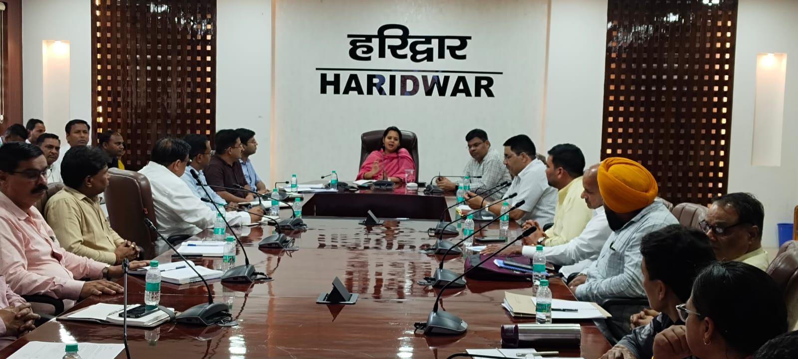मुख्य विकास अधिकारी आकांक्षा कोण्डे की अध्यक्षता में  6 विकासखंडों के 30 ग्राम पंचायत के ग्राम प्रधानों के साथ एक बैठक स्वच्छता के विषय पर आयोजित की गई जिसमें मुख्य बिंदुओं पर चर्चा की गई