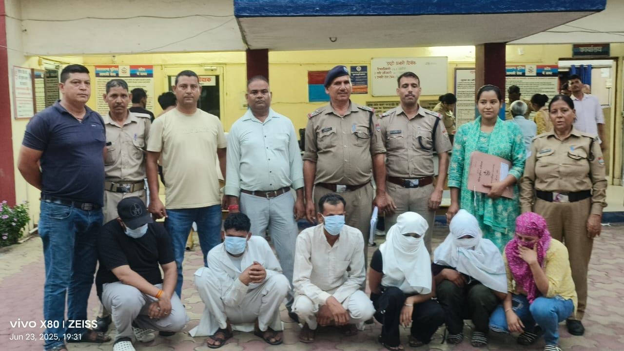 एसएसपी हरिद्वार के निर्देश पर देह व्यापार को लेकर हरिद्वार पुलिस का एक्शन मोड़ में  पुलिस ने 3 महिलाएं, 2 पुरुष एवं होटल संचालक सहित कुल 6 व्यक्तियों को मोके से  हिरासत में लिया   रुड़की शहर के विभिन्न होटलों में अवैध देह व्यापार की लगातार मिल रही सूचनाओं के आधार पर सत्यम पैलेस होटल में छापेमारी की गई।