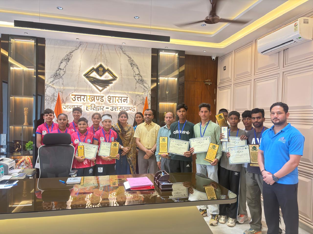 जिलाधिकारी ने नशा मुक्त अभियान कार्यक्रम के दौरान छात्र छात्राओं को प्रमाण पत्र,मेडल एवं ट्रॉफी देकर किया सम्मानित।  जिला प्रशासन एवं समाज कल्याण विभाग  के तत्वाधान में हुवा सम्पन।