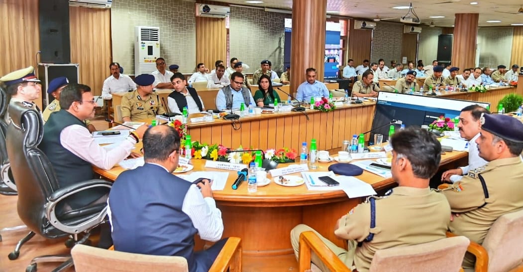 मुख्य सचिव आनन्द बर्द्धन की अध्यक्षता में आगामी कांवड़ मेले को सरल, सुखद कराने के लिए समिति की बैठक सीसीआर सभागार हरिद्वार में संपन्न हुई।   जिसमें उत्तराखंड, उत्तर प्रदेश, हरियाणा, दिल्ली तथा राजस्थान के उच्चाधिकारियों द्वारा ऑफलाइन व ऑनलाइन के माध्यम से किया प्रतिभाग।