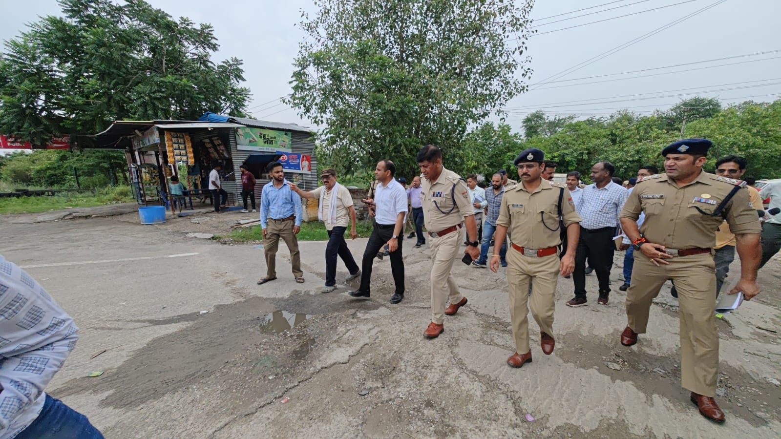 जिलाधिकारी मयूर दीक्षित एवं वरिष्ठ पुलिस अधीक्षक प्रमेंद्र सिंह डोभाल ने बैरागी कैंप एवं कांवड़ पटरी मार्ग से लेकर नारसन बॉर्डर तक संबंधित अधिकारियों के साथ किया स्थलीय निरीक्षण।  संबंधित अधिकारियों को कांवड़ मेले की तैयारियों और व्यवस्थाओं को समय से पूर्ण करने के लिए दिए आवश्यक दिशा निर्देश।