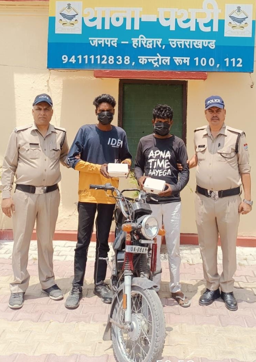 घर में घुसकर चोरी करने वाले 02 आरोपी अभियुक्तो को पथरी  पुलिस ने किया गिरफ़्तार।  कब्जे से चोरी की गई 12000/- नगदी व घटना में प्रयुक्त टीवीएस विक्की बरामद