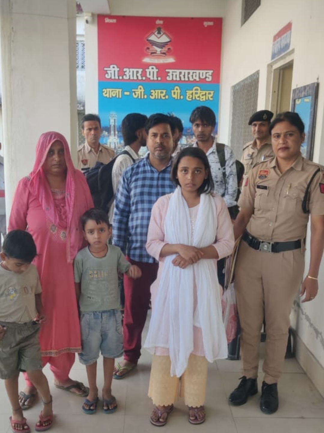 घर से 3 लाख 75 हजार धनराशि लेकर भागी बालिका को जीआरपी की सतर्कता ने किया बरामद  रेलवे स्टेशन हरिद्वार पर संदिग्ध प्रतीत हो रहे बालक व बालिका से पूछताछ के दौरान खुला मामला  पानीपत, हरियाणा मे अज्ञात मे दर्ज है मुकदमा  बहला फुसलाकर अपने साथ लाया गया था बालिका को  बालिका की सकुशल बरामदगी पर हरियाणा पुलिस ने  जीआरपी की सराहना