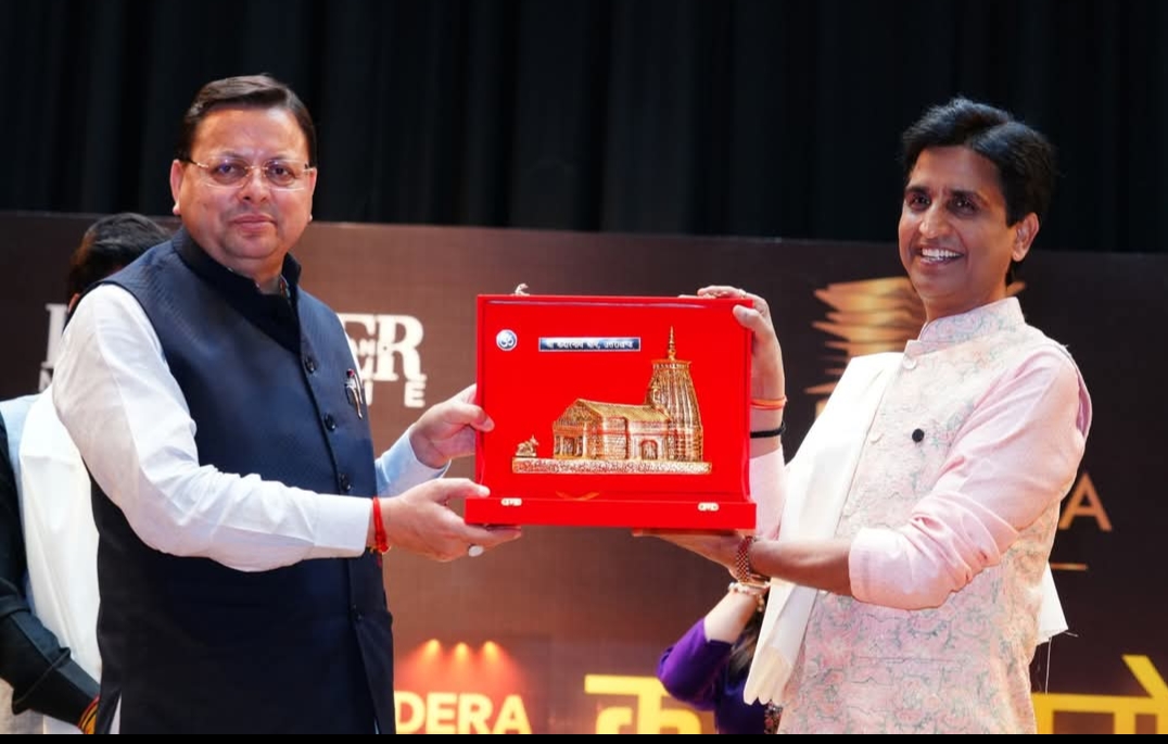मुख्यमंत्री पुष्कर सिंह धामी ने साहित्य और संस्कृति के संरक्षण एवं प्रोत्साहन के लिए डॉ0 कुमार विस्वास को राम मंदिर प्रतीक चीन देकर किया समानित।   मुख्यमंत्री ने कहा कि हमारी सरकार प्रदेश के उत्कृष्ट साहित्यकारों को साहित्य भूषण’और लाइफ टाइम अचीवमेंट’ पुरस्कार से भी सम्मानित करने का कार्य कर रही है। 