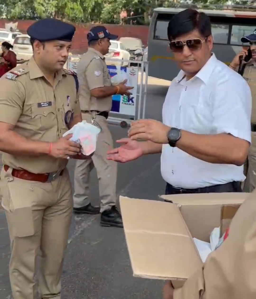 उमस भरी गर्मी के बीच यातायात व्यवस्थाओं को दुरुस्त कर रहे जवानों के बीच पहुंचे कप्तान  पसीने से तर जवानों को पानी की बोतल, ग्लूकोज एवं बिस्किट के पैकेट किए भेंट  जवानों को बताया विभाग की रीढ़, सड़क पर की जा रही मेहनत को सराहा