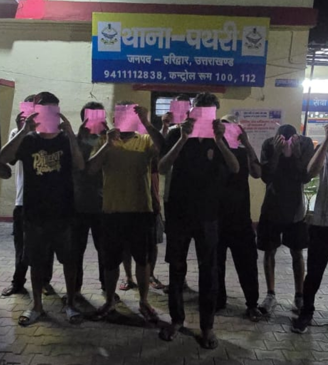 सार्वजनिक स्थान व ढाबो में बैठकर जाम छलकाना युवको को पडा भारी पथरी पुलिस ने की बड़ी कार्यवाही।  शराब गटक रहे 15 गिरफ़्तार, पुलिस एक्ट में किया चालान  ऑपरेशन लगाम” के तहत असामजिक तत्वों के विरूद्ध पुलिस की कार्रवाही लगातार जारी बक्सा नही जायेगा