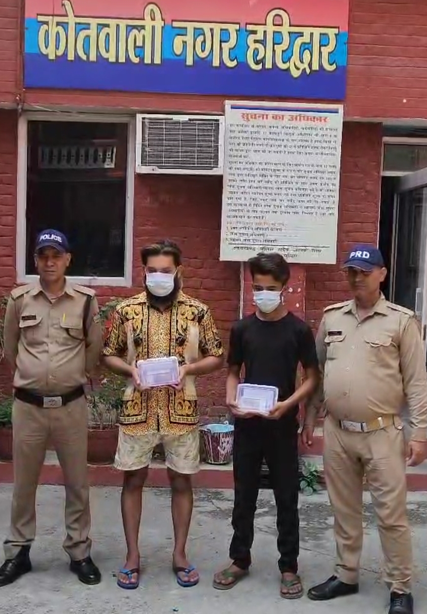 सत्रह हजार सात सौ  रुपये के नकली नोट के साथ किये 02 संदिग्ध आए गिरफ्त में  सप्तऋषि क्षेत्र में चैकिंग के दौरान पकड़ में आए कार सवार  नकली नोटो को हरिद्वार में चलाने की थी प्लानिंग