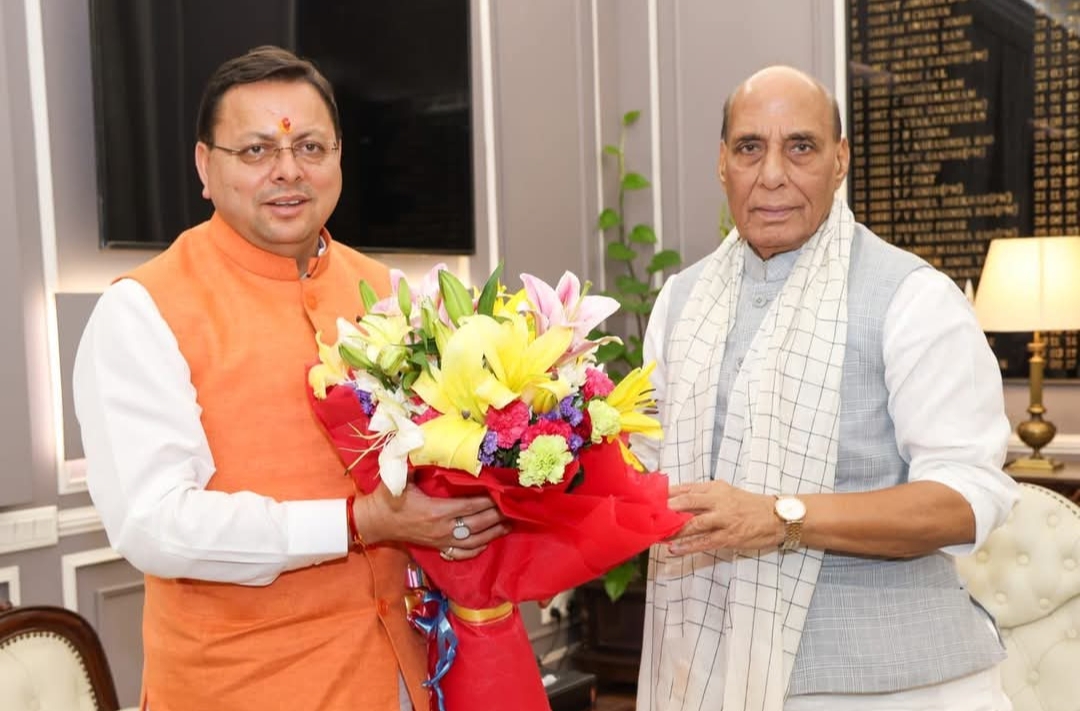 नई दिल्ली में केंद्रीय रक्षा मंत्री Rajnath Singh से भेंट कर राज्य के सर्वांगीण विकास से जुड़े विभिन्न विषयों पर विस्तृत चर्चा की।