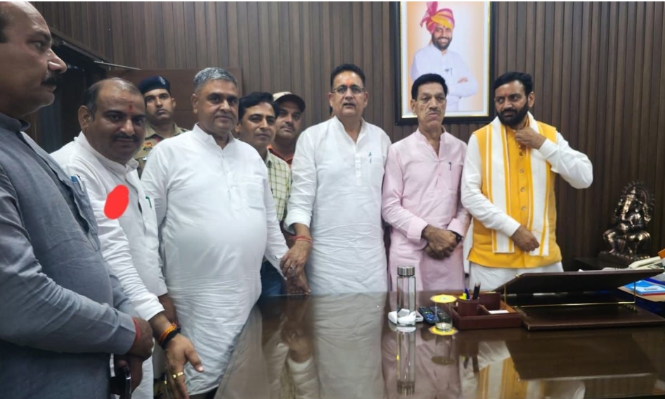 उत्तराखंड में एक 13 वर्षीय दलित नाबालिग बच्ची के साथ हुई गैंगरेप और हत्या की घटना ने न केवल इंसानियत को झकझोर कर रख दिया है, बल्कि बीजेपी सरकार की कानून व्यवस्था और नारी सुरक्षा पर भी गंभीर सवाल खड़े कर दिए हैं। जहाँ पर मुख्य आरोपी आदित्य राज सैनी को सरकार के मंत्री व नेताओं का संरक्षण दलित की बेटी को अभी तक नहीं मिला न्याय