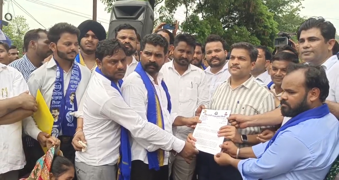 वालियर हाईकोर्ट में बाबा साहब की प्रतिमा लगाने की मांग को लेकर भीम आर्मी का प्रदर्शन, हरिद्वार में सौंपा गया ज्ञापन