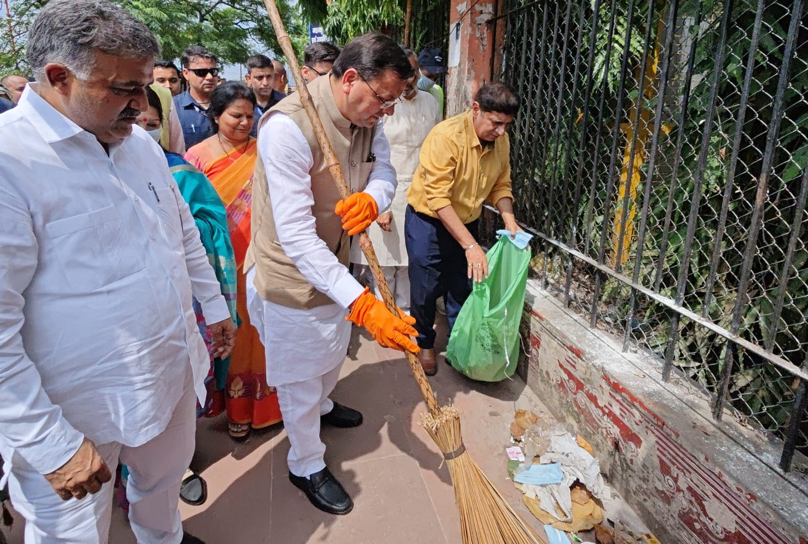 मुख्यमंत्री पुष्कर सिंह धामी ने गुरूवार को सीसीआर पहुॅचकर एक पेड़ मां के नाम अभियान के तहत रूद्राक्ष के पौधे का रोपण किया।
