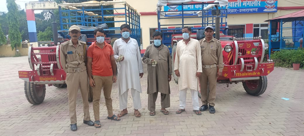 लूट की झुठी सुना से मंगलौर पुलिस ने 2 घन्टो में ही सच ओर झूठ से पर्दा हटाया  112 पर मिली ₹400000/-की लूट की सूचना, पुलिस ने दो घंटे के भीतर हकीकत से उठाया पर्दा  ट्रैक्टर से बाइक टकराई तो बदला लेने की गरज से बना डाली लूट की झूठी सूचना  पड़ताल के बाद ट्रैक्टर के टूल बॉक्स में ही रखी मिली चार लाख की रकम  पुलिस दो ट्रैक्टर ट्रॉली को सीज कर  कॉलर व उसके साथियों का काटा चालान