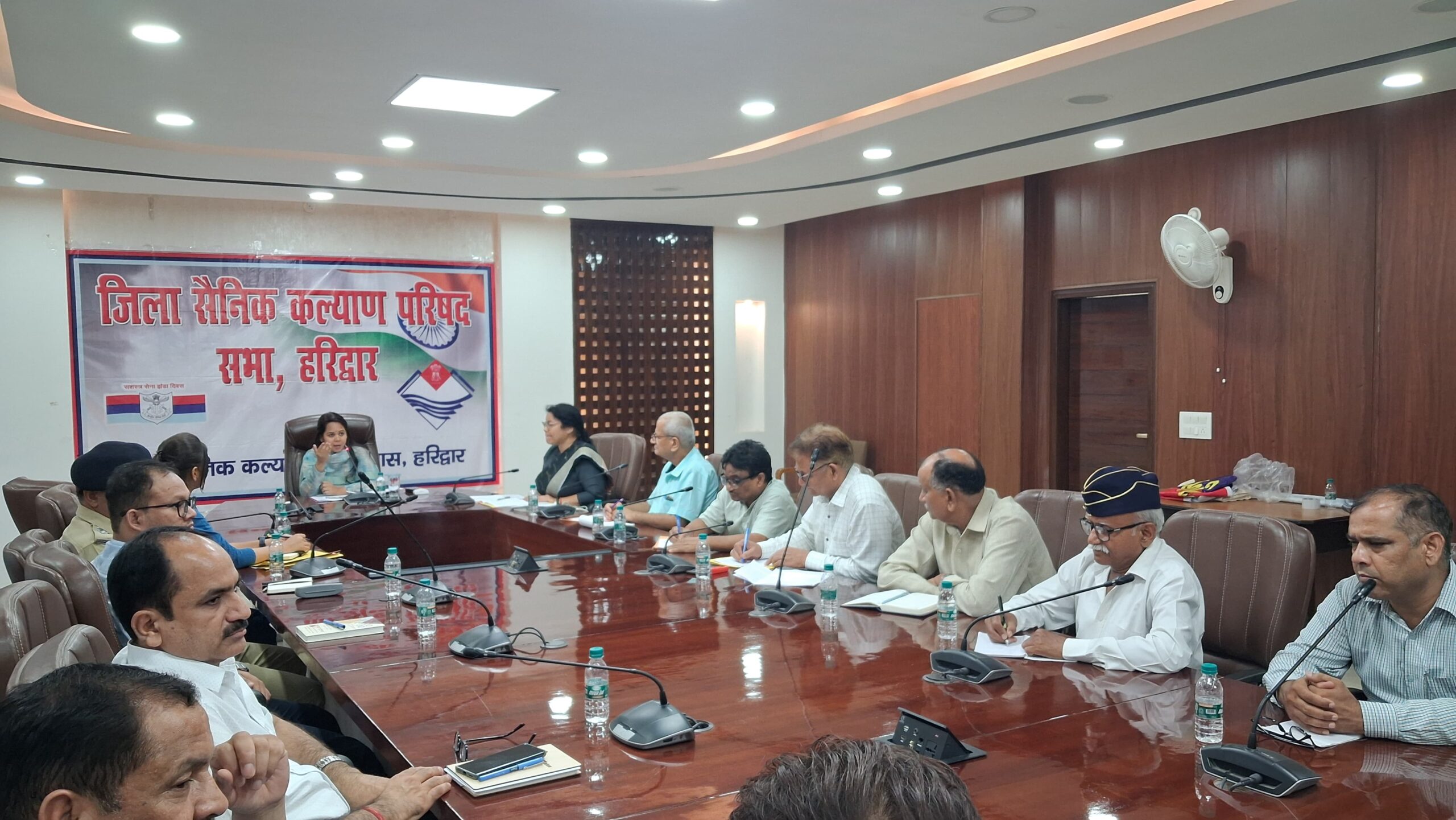  जिला सैनिक कल्याण परिषद हरिद्वार की त्रैमासिक बैठक मुख्य विकास अधिकारी श्रीमती आकांक्षा कोण्डे की अध्यक्षता में विकास भवन के सभागार में संपन्न हुई।   बैठक में जिला स्तरीय अधिकारियो एवं पूर्व सैनिकों ने प्रतिभाग किया।