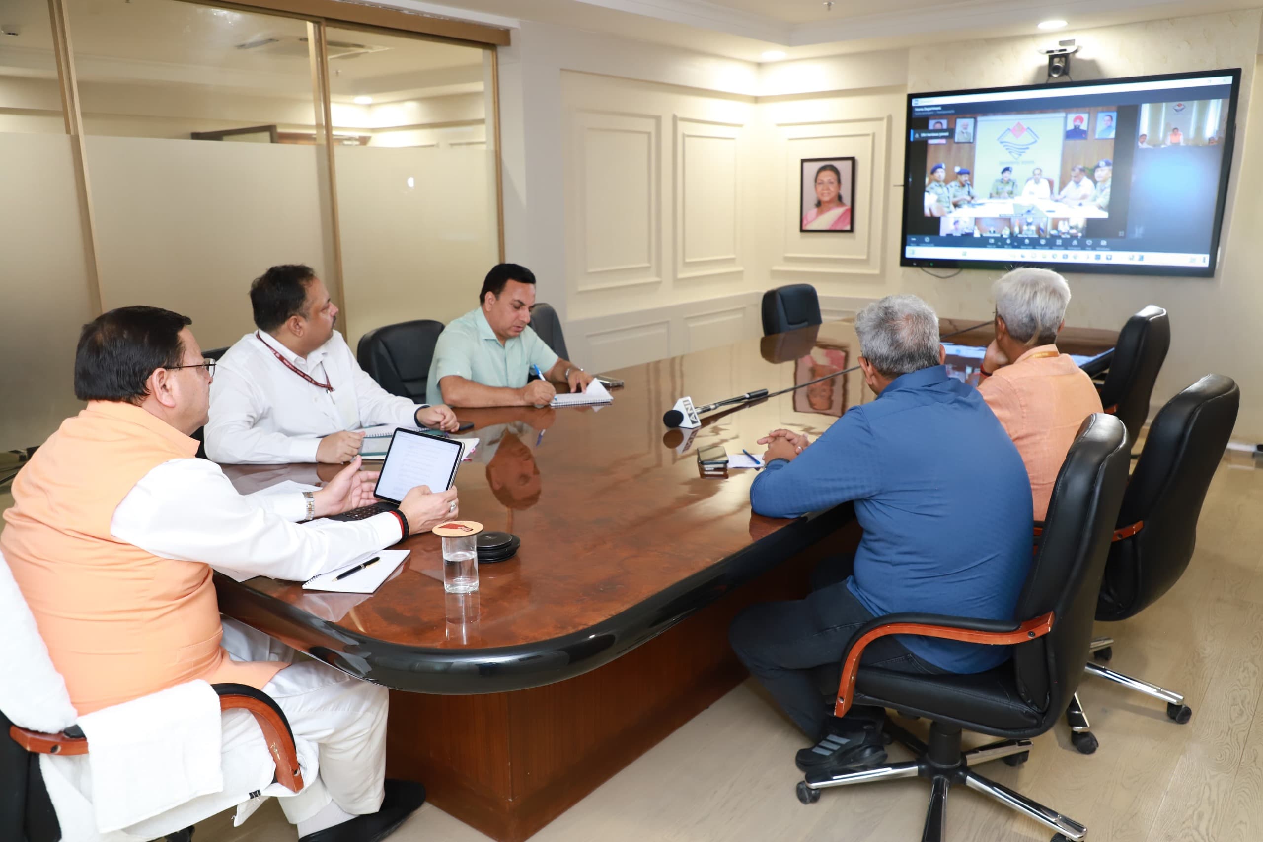 मुख्यमंत्री पुष्कर सिंह धामी ने वीडियो कांफ्रेंसिंग के माध्यम से आगामी कांवड़ मेला-2025 की तैयारियों को लेकर मंगलवार को वीडियो कांफ्रेंसिंग के माध्यम से प्रशासनिक एवं पुलिस अधिकारियों के साथ समीक्षा बैठक की। 