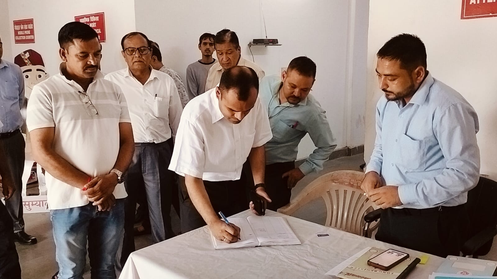 जिला निर्वाचन अधिकारी मयूर दीक्षित ने वेयर हाउस का मासिक निरीक्षण कर सुरक्षा व्यवस्थाओं का लिया जायजा।