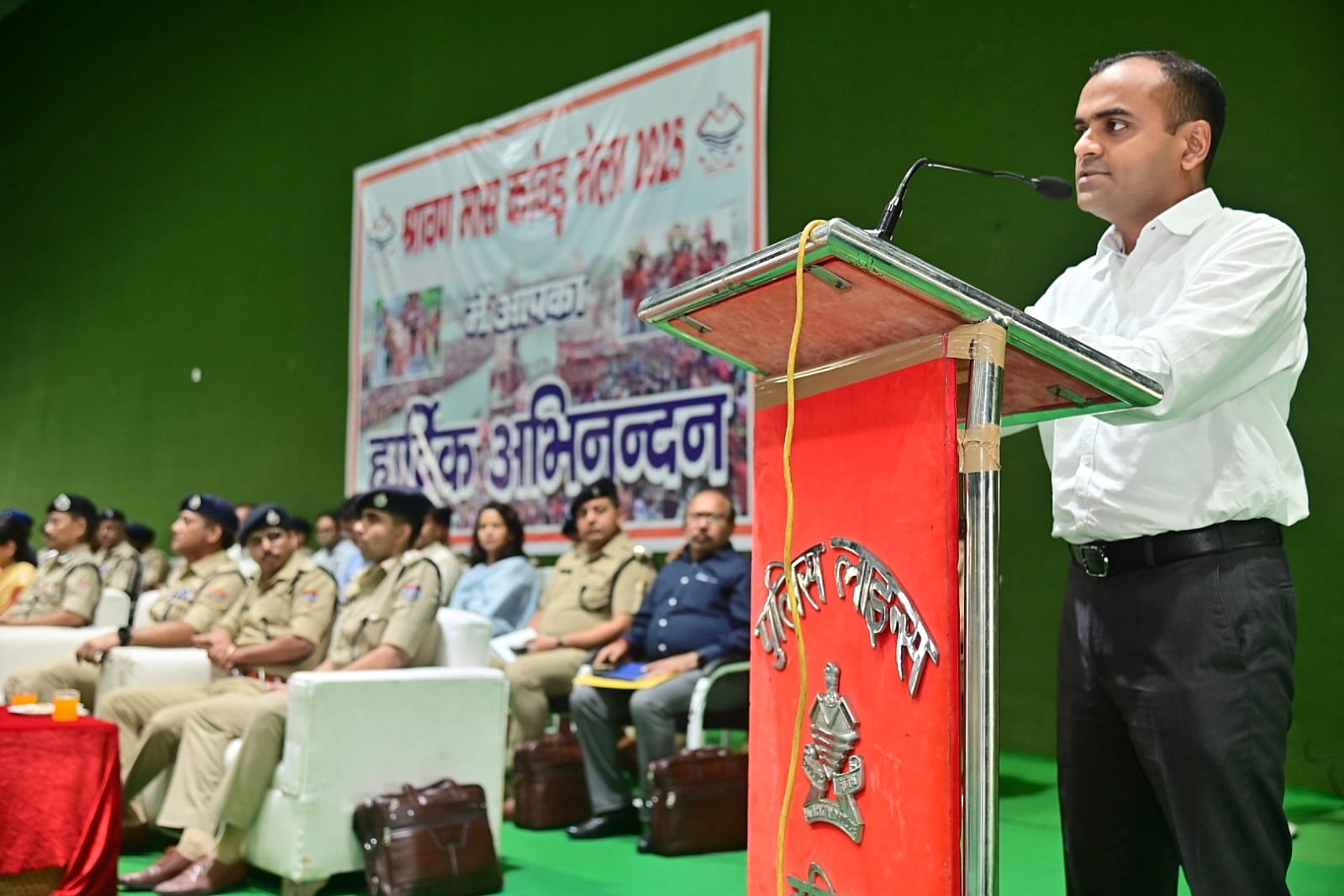 जिलाधिकारी मयूर दीक्षित ने ‘‘सरकार जनता के द्वार‘‘ कार्यक्रम का माह जुलाई 2025 का रोस्टर किया जारी  जनपदीय अधिकारी ग्रामीण क्षेत्रों में भ्रमण एवं रात्रि विश्राम कर सुनेगें ग्रामीणों की समस्या तथा समस्याओं का त्वारित करेंगे समाधान
