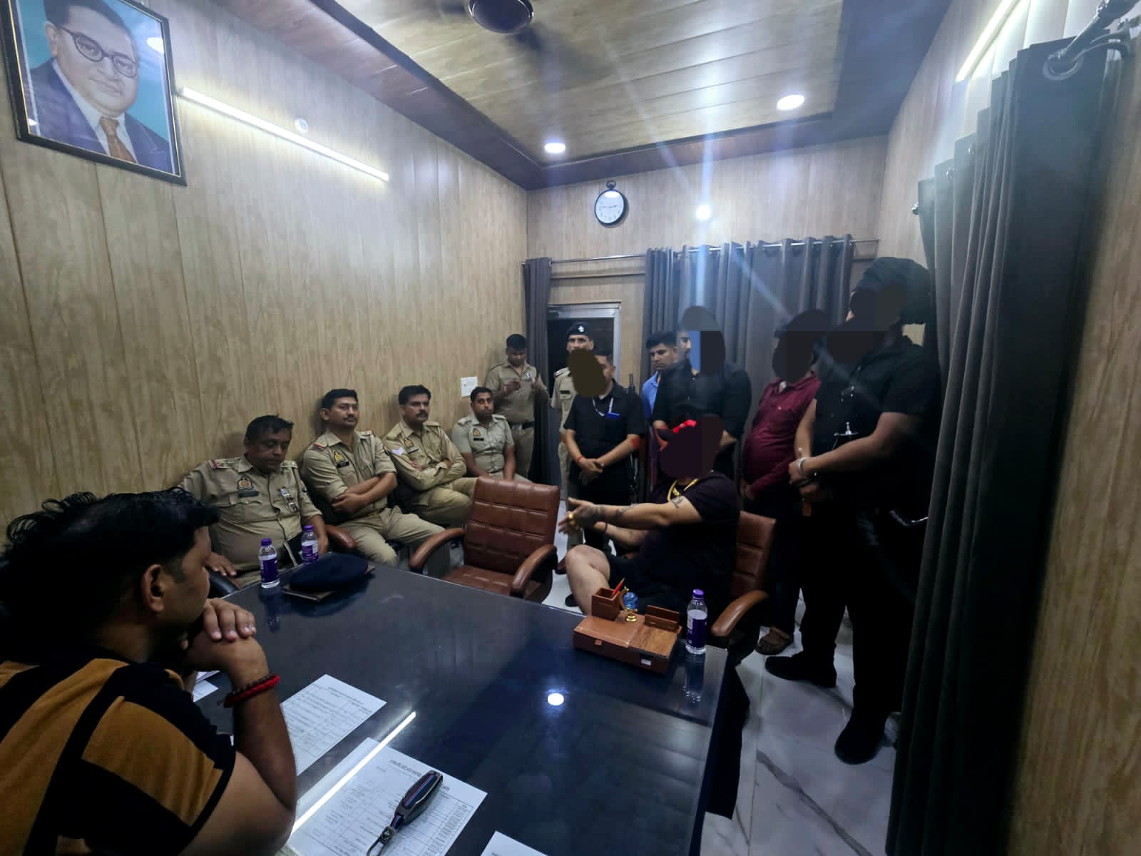 धामपुर में तुलाराम रेस्टोरेंट में झगड़ा करके भाग रहे स्कॉर्पियो सवार 06 किये गिरफ़्तार।  समन्वय मीटिंग के तहत सभी आरोपियों को किया गया धामपुर पुलिस के सुपुर्द  पॉजीटिव रिस्पांस देने पार धामपुर पुलिस ने उत्तराखंड पुलिस को कहा धन्यवाद