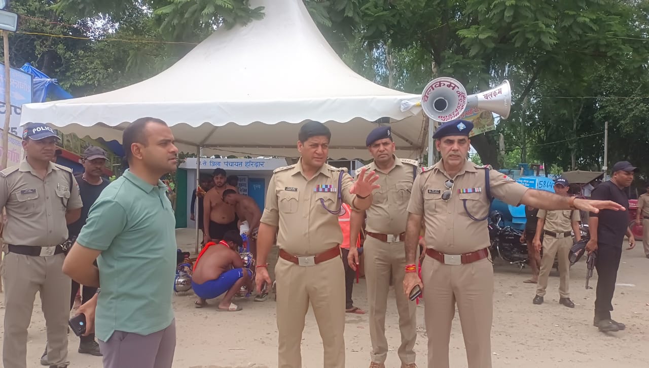 जिलाधिकारी मयूर दीक्षित तथा एसएसपी प्रमेंद्र सिंह डोबाल कर रहे कांवड़ पटरी क्षेत्र का निरीक्षण