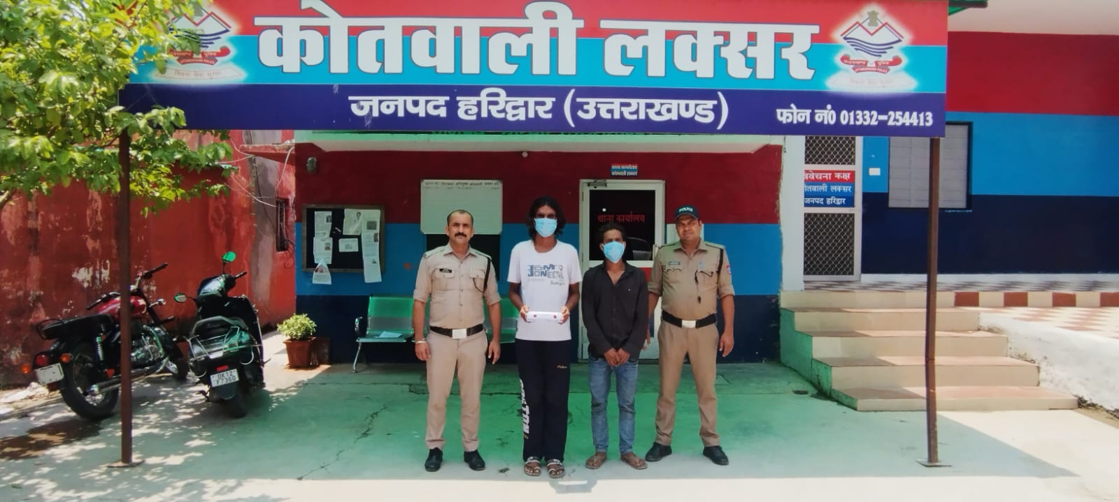 सारेआम युवक के पेट में चाकू घोपने वाली घटना को अंजाम देने वाले 2 आरोपी अभियुक्तो को हरिद्वार पुलिस ने किया गिरफ़्तार।  आरोपीयो के कब्जे से घटना में प्रयुक्त अवैध चाकू किया बरामद
