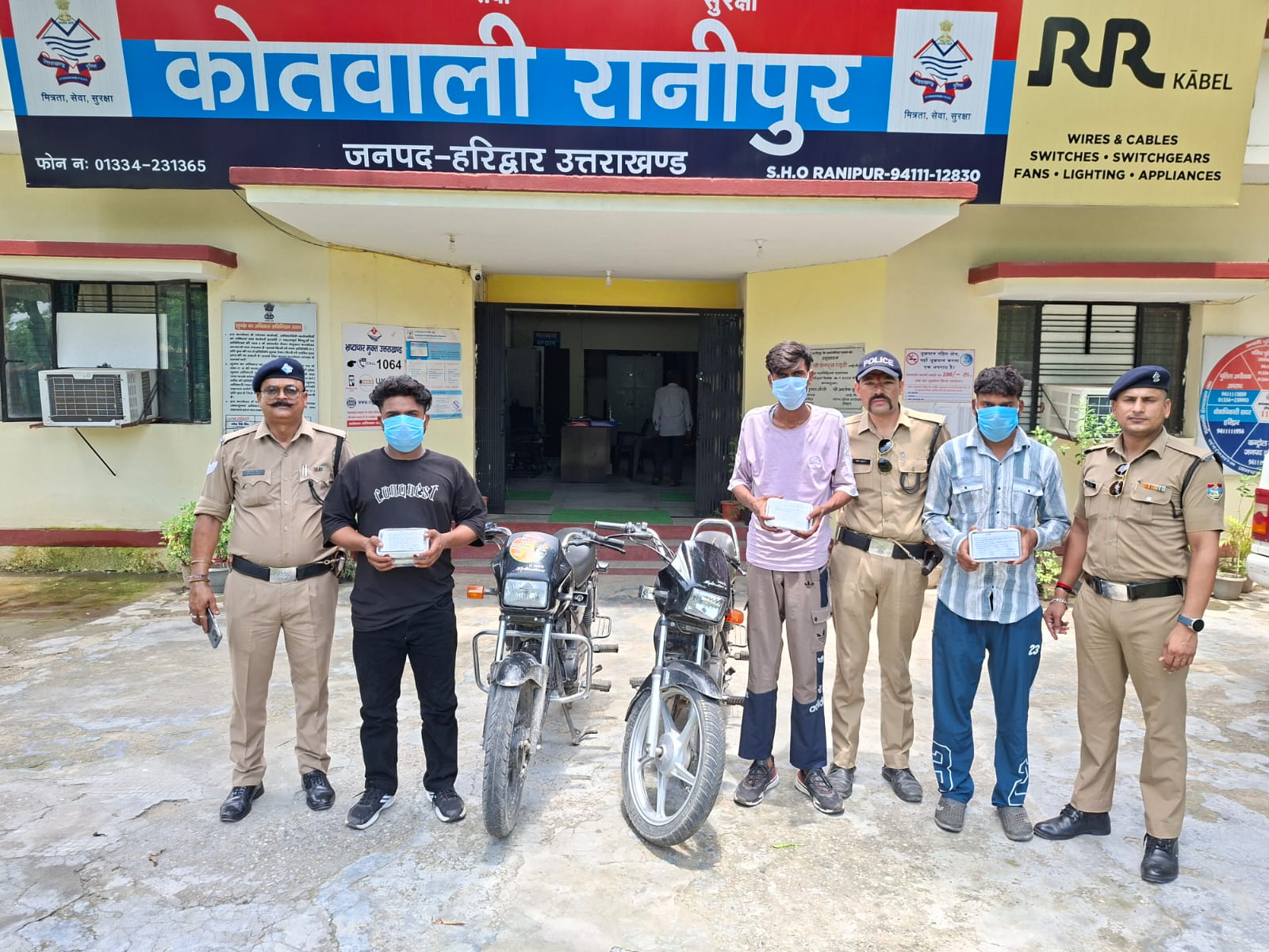 कांवड़ मेले के बीच सतर्क हरिद्वार पुलिस को मिली बडी कामयाबी, अन्दर जनपदीय 03 लुटेरे/स्नैचरो को किया गिरफ्तार।  आरोपियों के कब्जे से नगदी, मोबाइल फोन एवं घटना में प्रयुक्त चोरी की 02 मोटर साईकिले की बरामद