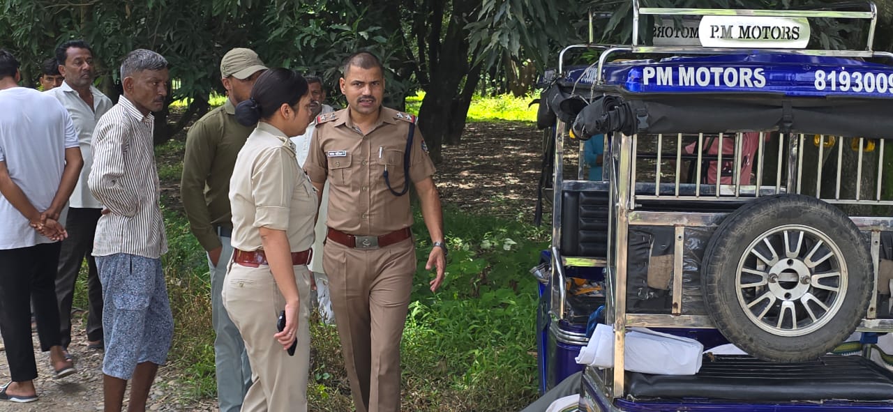 ई-रिक्शा चालक का शव मिलने से क्षेत्र में मचा हडक़म्प 112 की सूचना पर पथरी पुलिस ने मौके पर पहुँचकर शव को कब्जे में लेकर पंचनामा भर शव को पोसमास्टम के लिए भेजा जिला अस्पताल।  पथरी थानाध्यक्ष मनोज नोटियाल ने बताया कि तहरीर आने के बाद आगे की कार्यवाही की जायेगी।
