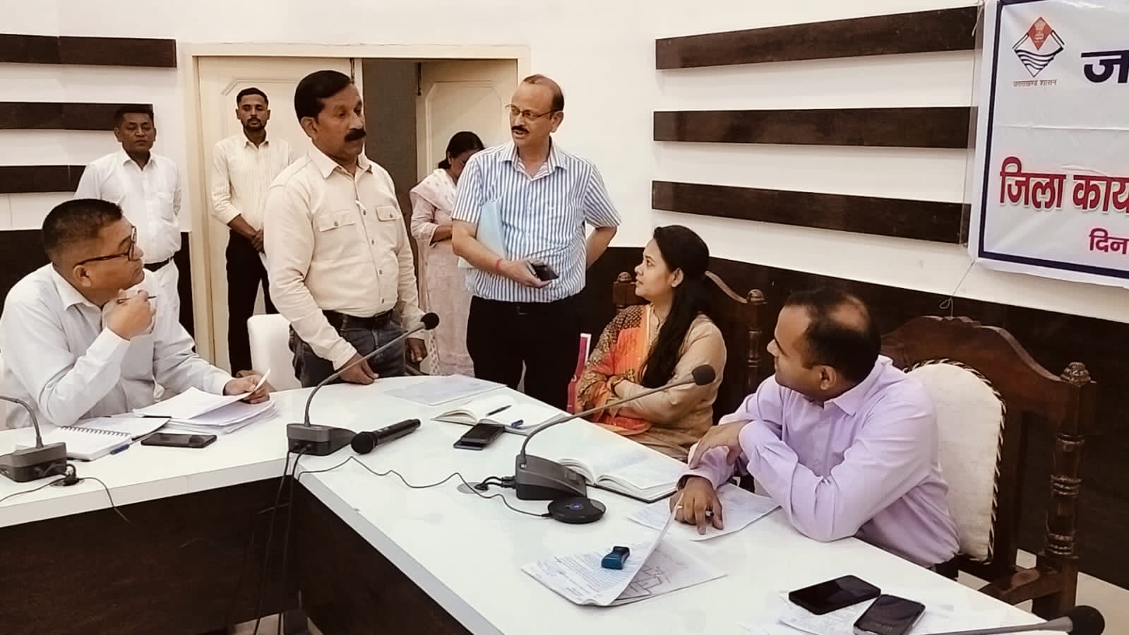 सीएम हैल्पलाइन पर प्राप्त समस्याओं के धीमे निस्तारण पर जिला पंचायतराज अधिकारी को कारण बताओ नोटिस  जन समस्याओं के निस्तारण में लापरवाही क्षम्य नहीं! डीएम