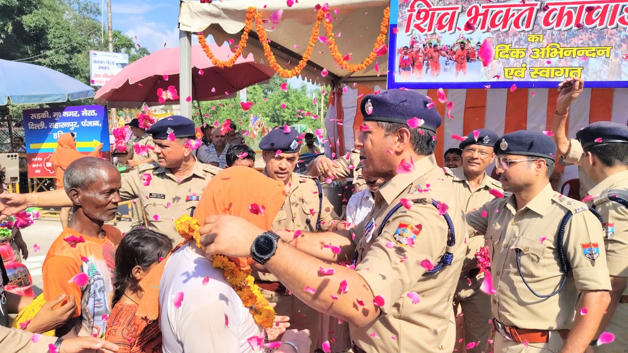 कांवड़ ले जा रहे भोलों के स्वागत में जुटी हरिद्वार पुलिस  एसएसपी प्रमेन्द्र सिंह डोबाल की अगुवाई में कांवड़ियों पर की गई पुष्प वर्षा  शीतल पेय, फल, बिस्किट आदि सामग्री का किया गया वितरण